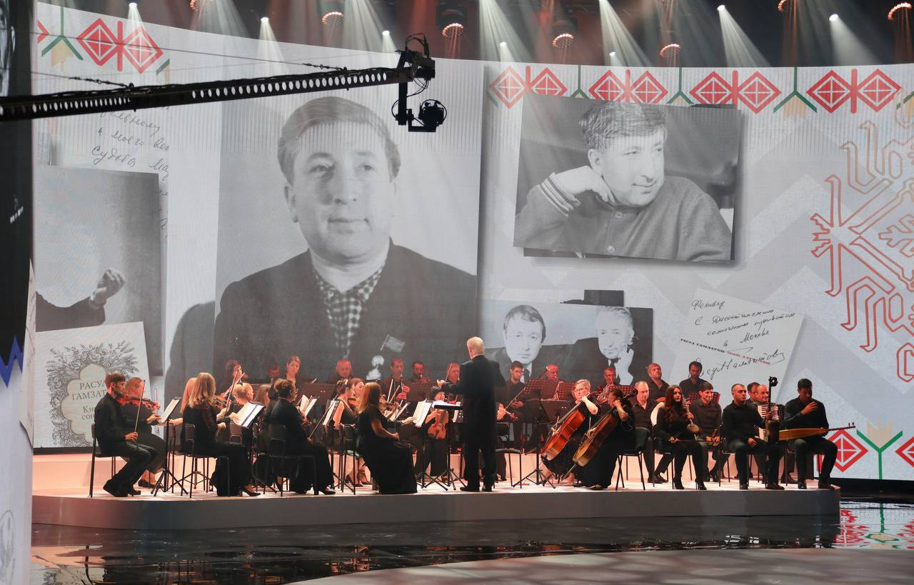 Азербайджан отметит 100-летие дагестанского поэта Расула Гамзатова